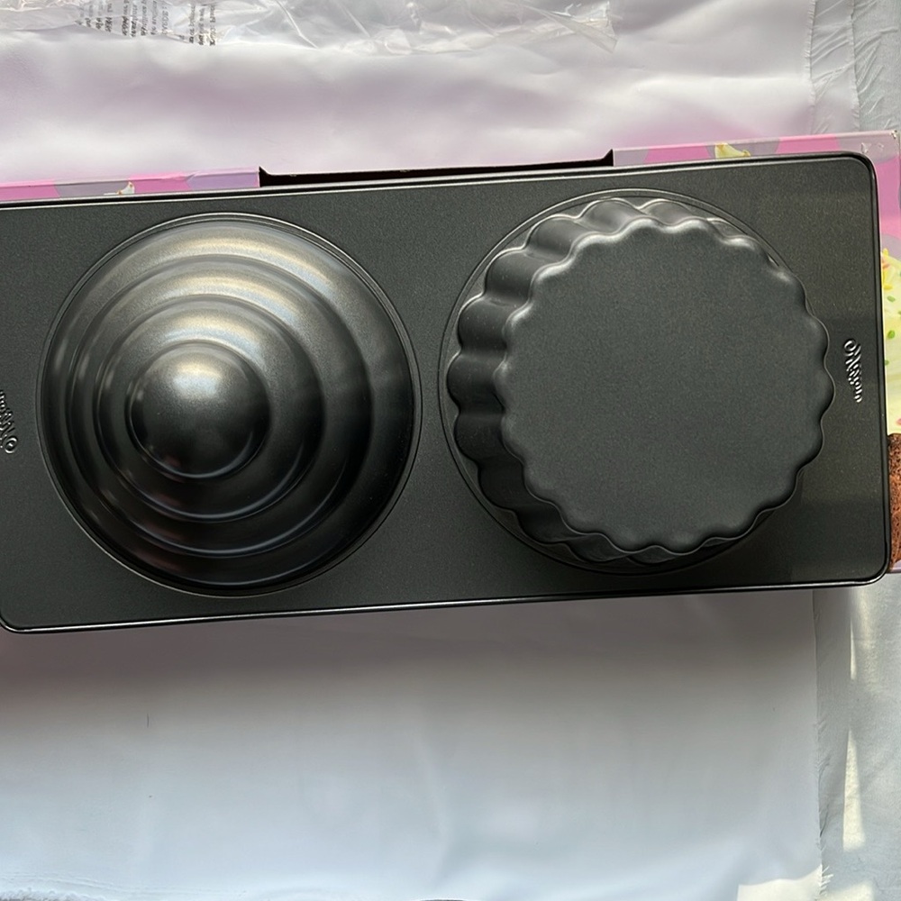 Wilton Jumbo Cupcake Pan - Picture 4 of 5
